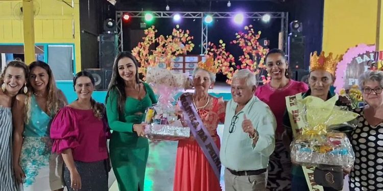 CRAS/SEMTAS Realiza baile da Primavera com o grupo de idosos