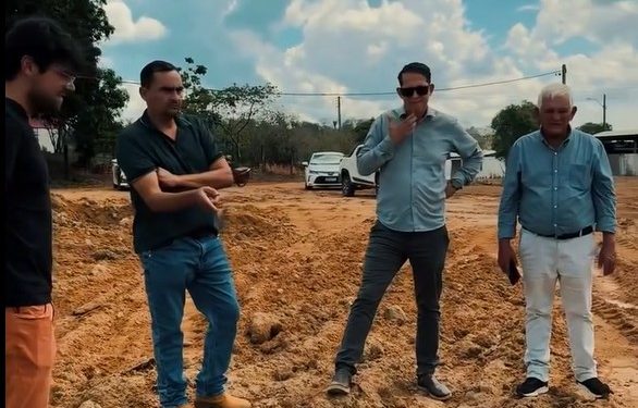 Terraplanagem para casas populares avança em Cacaulândia